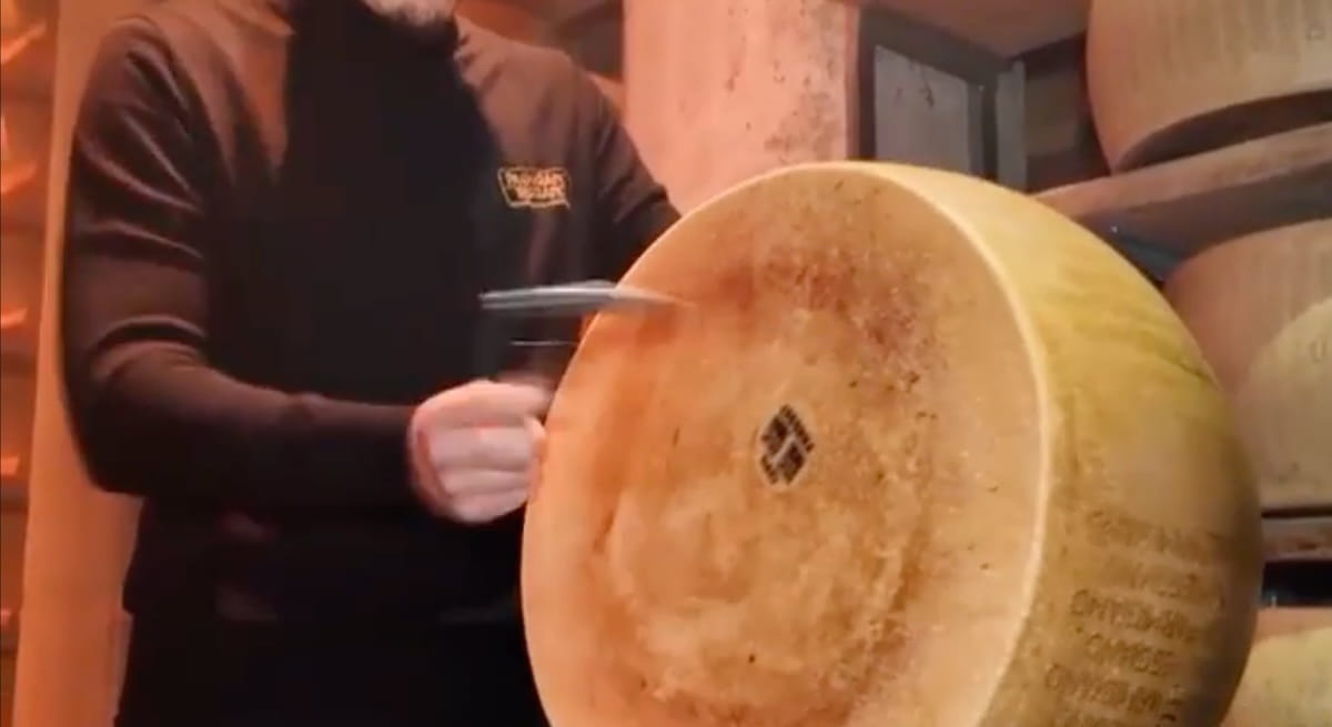 Riconoscere il vero Parmigiano Reggiano: Il Segreto della Battitura