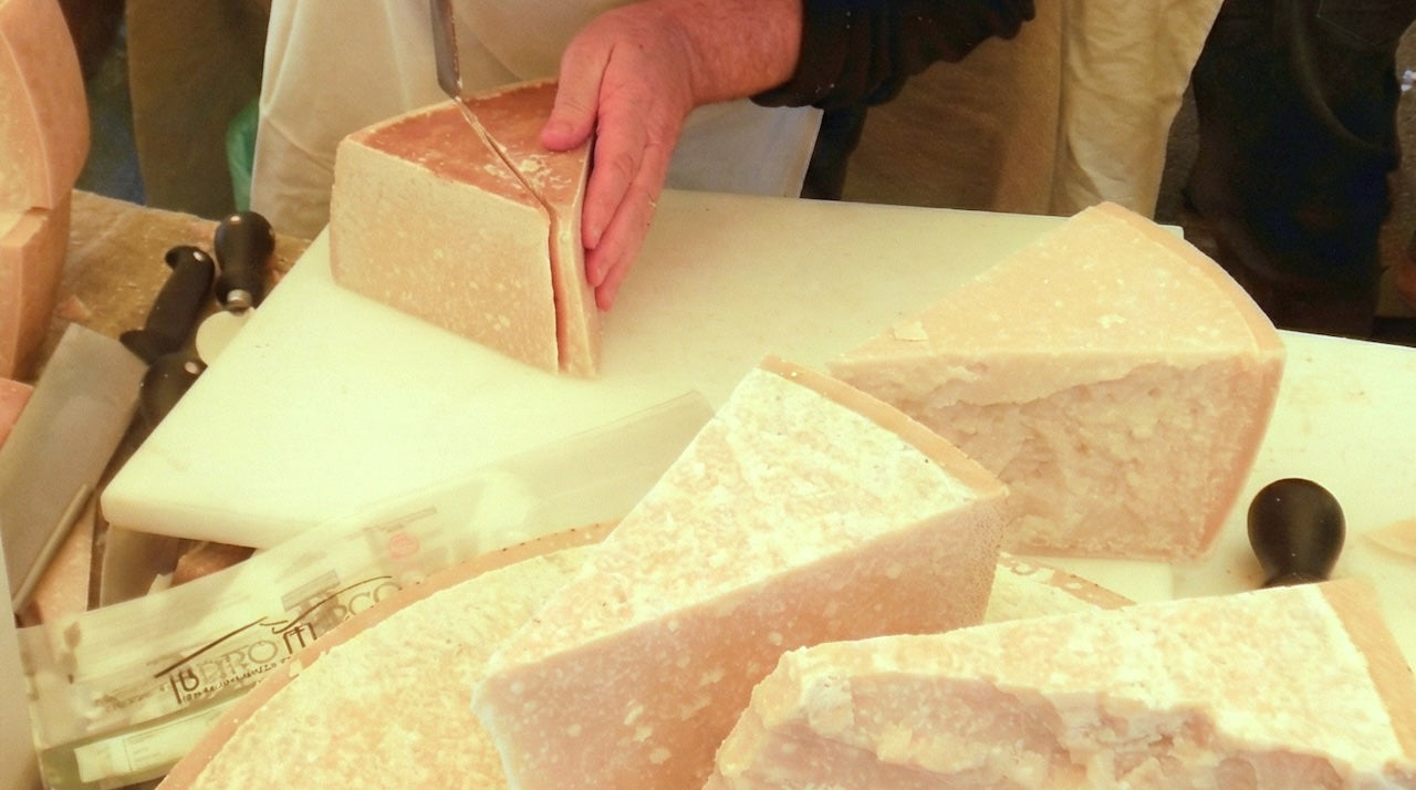 Parmigiano Reggiano: Il Superfood Naturale dell'Appennino Modenese